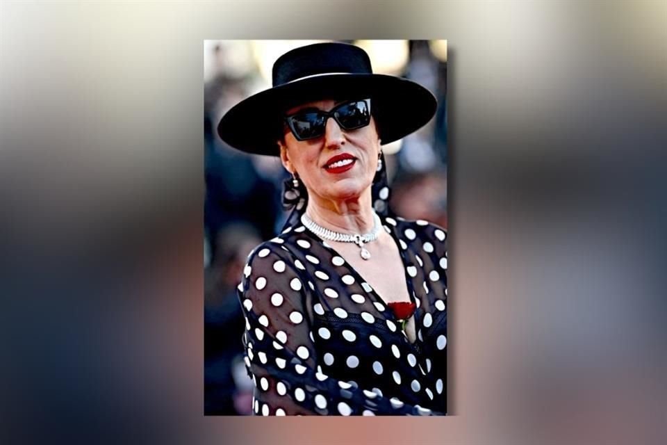 La actriz española Rossy de Palma posó con un vestido de lunares.