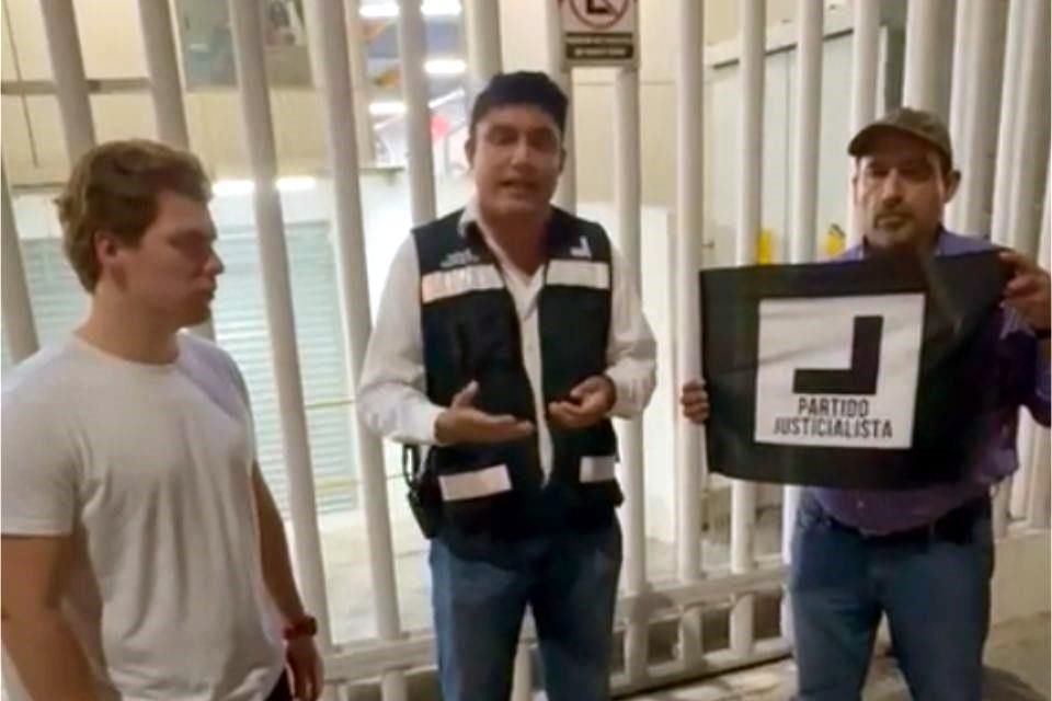 Jesús Daniel Evangelista (centro), se reunió afuera del IEE con Emilio de la Garza, hijo del priista.