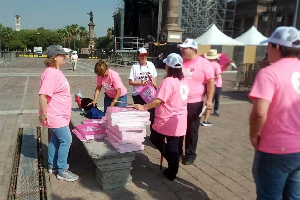 Algunos ciudadanos comenzaron a llegar vestidos de rosa para formar parte de la movilización.