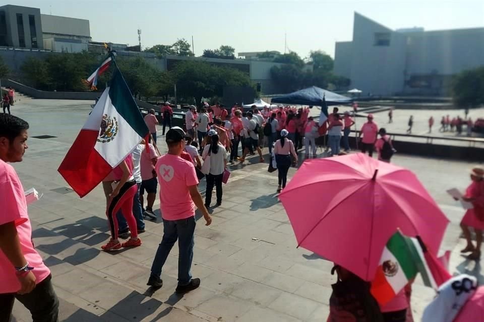 Entre los asistentes también lucen banderas y artículos rosas.