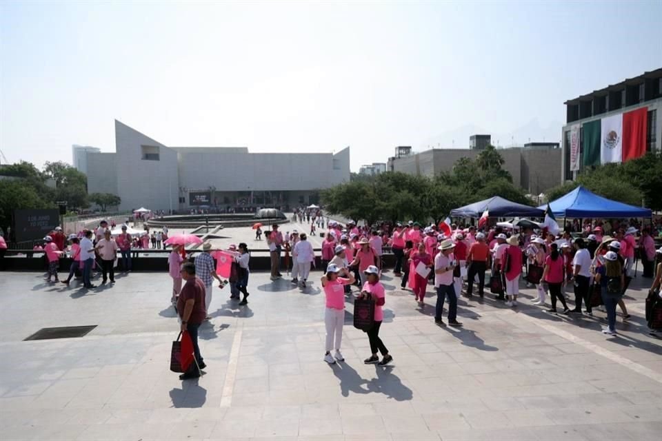 Los participantes alistan formar parte de la movilización, en el Centro de Monterrey.