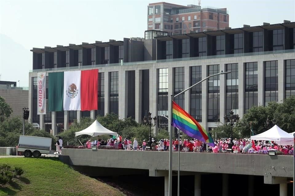 Una bandera mexicana fue instalada en un edificio contiguo al Museo de Historia para lucirla durante la movilización.