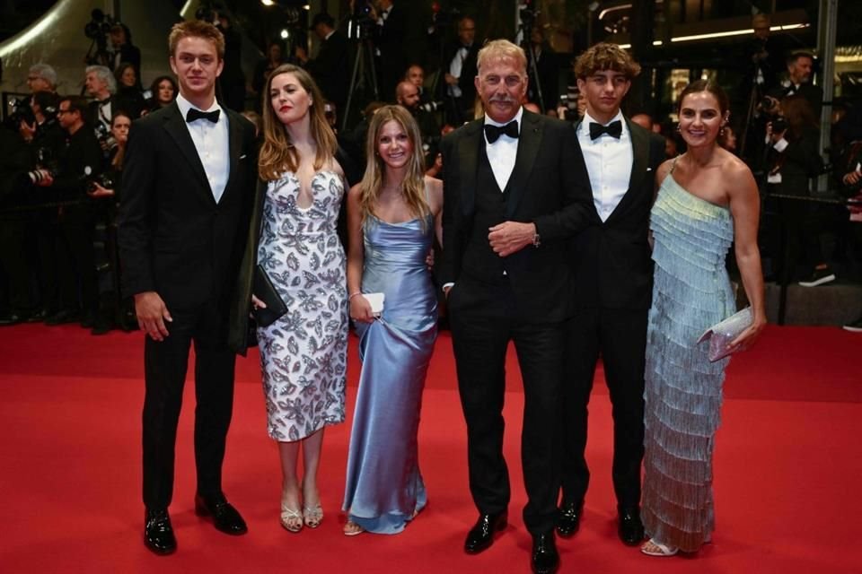 ¡La postal del día! Kevin posó con sus hijos desde la alfombra roja de Cannes donde llegaron Cayden Wyatt Costner, Lily Costner, Grace Avery Costner, Hayes Costner y Annie Costner.