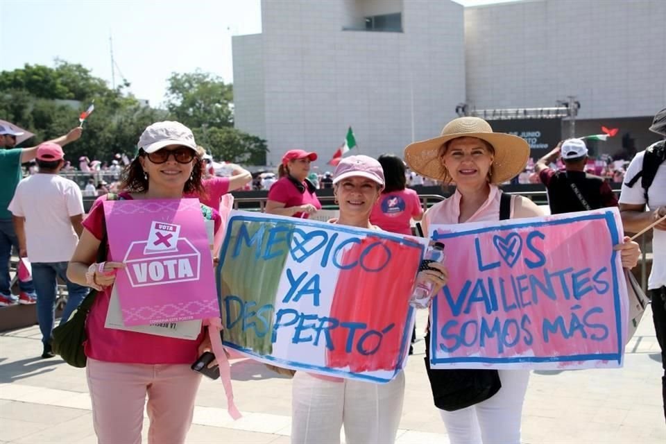 Lucía Lozano, Claudia Lozano y Leticia Leal