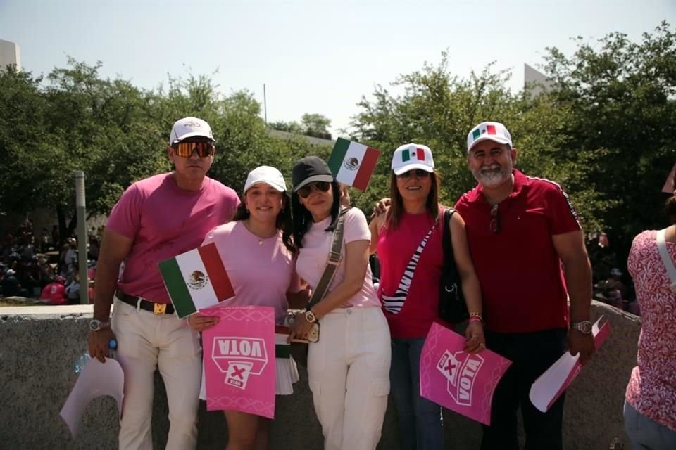 Alex Elías, Marifer Vélez, Norma Vélez, Claudia Rodríguez y Sergio Vélez