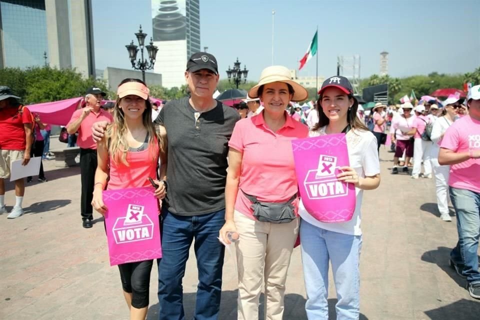 Norma Cebrián, Roberto Cebrián, Norma Flores y Valeria Cebrián