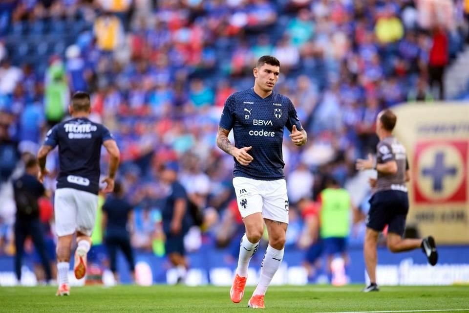 Brandon Vázquez en el calentamiento previo al partido.