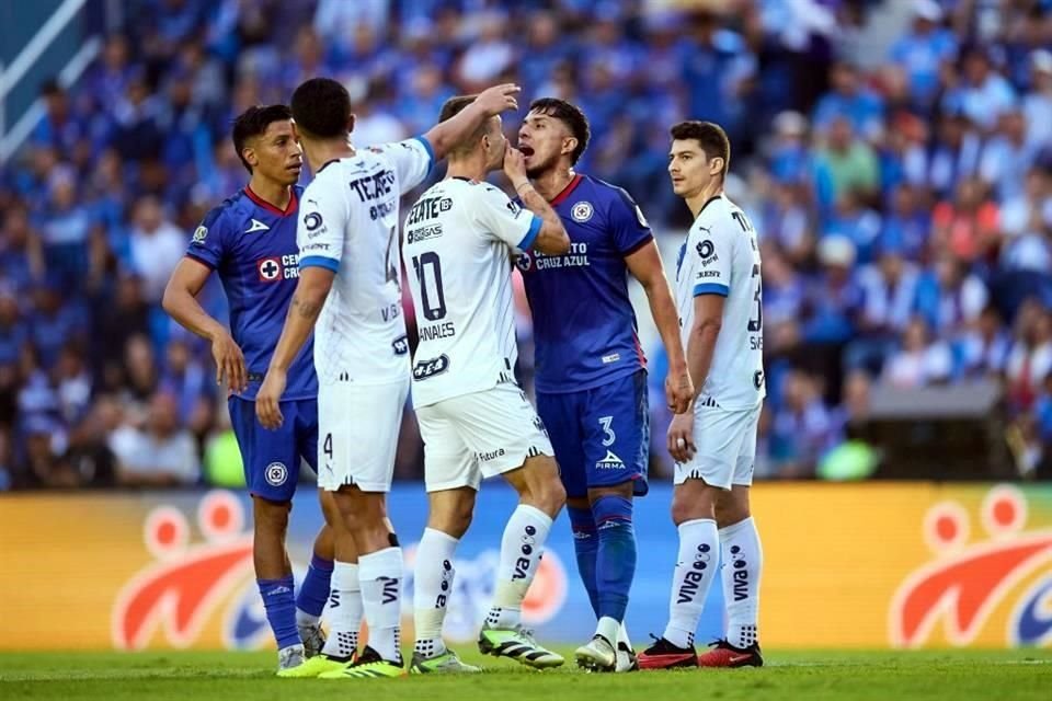 Sergio Canales y Carlos Salcedo se intercambian gritos y reclamos en media cancha.