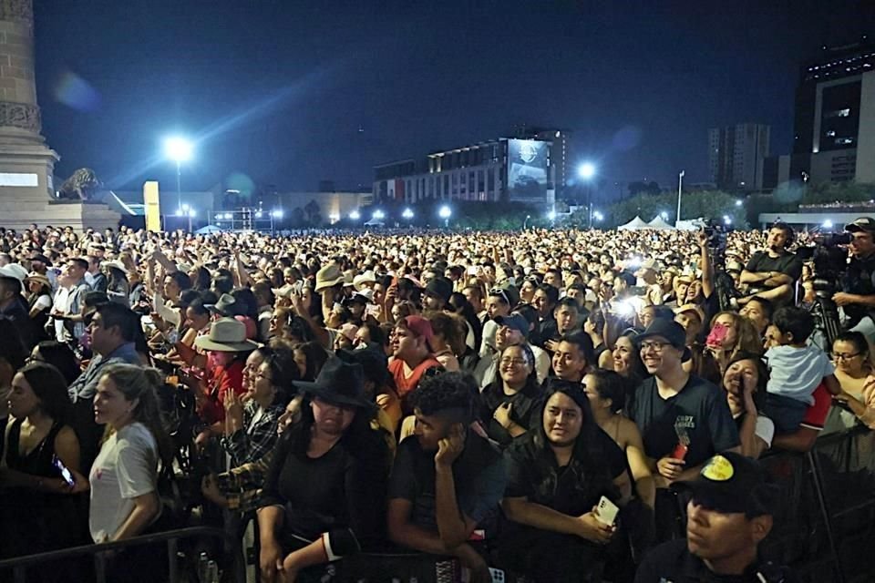 La gente coreó y aplaudió cada tema de su ídolo.