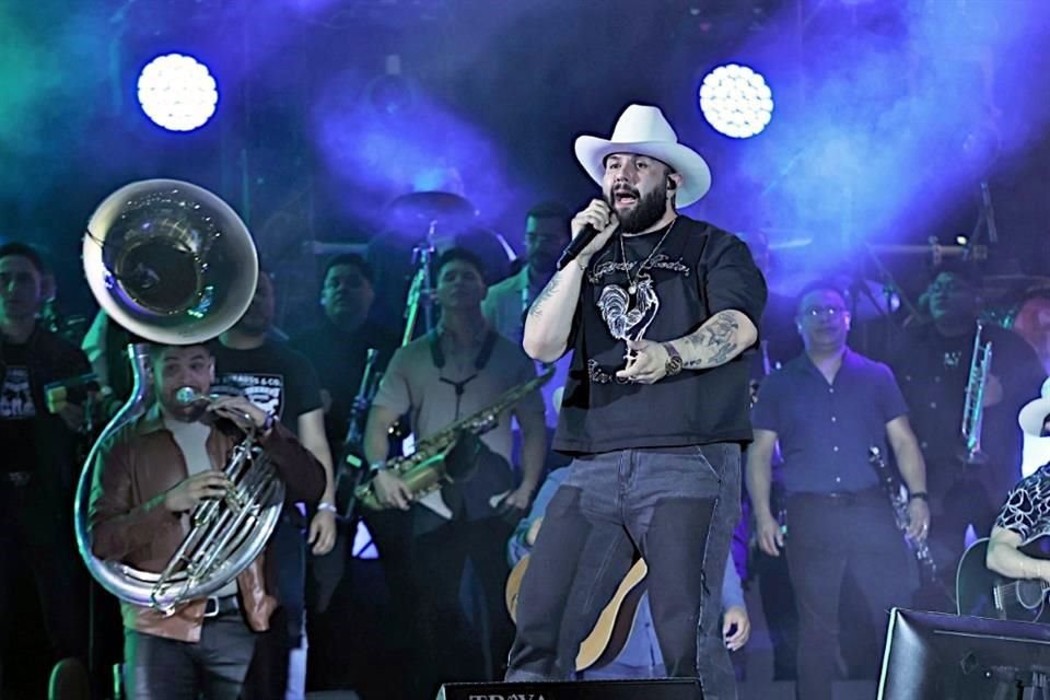 Se acompañó en su show de músicos de norteño y banda.