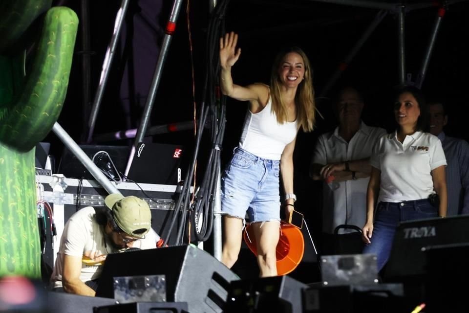 El Gobernador llamó a su esposa al escenario previo al concierto de Carín León en el MacroFest.