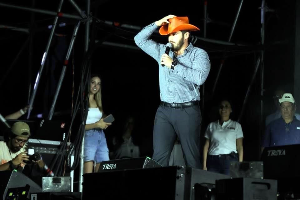 El Gobernador llamó a su esposa al escenario previo al concierto de Carín León en el MacroFest.