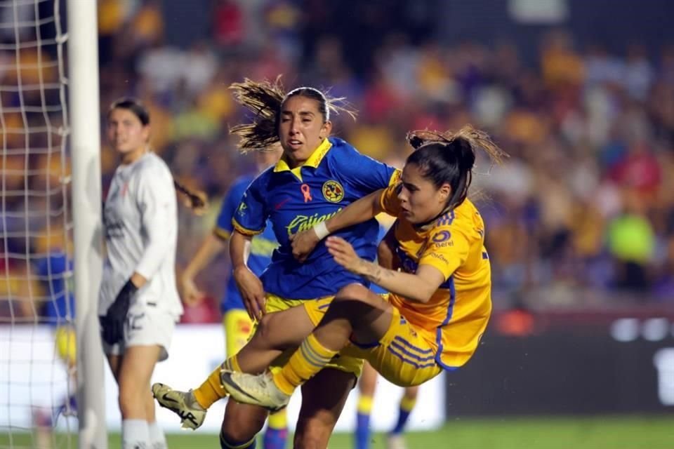 Karina Rodríguez, del América, choca con Lizbeth Ovalle, de Tigres Femenil.