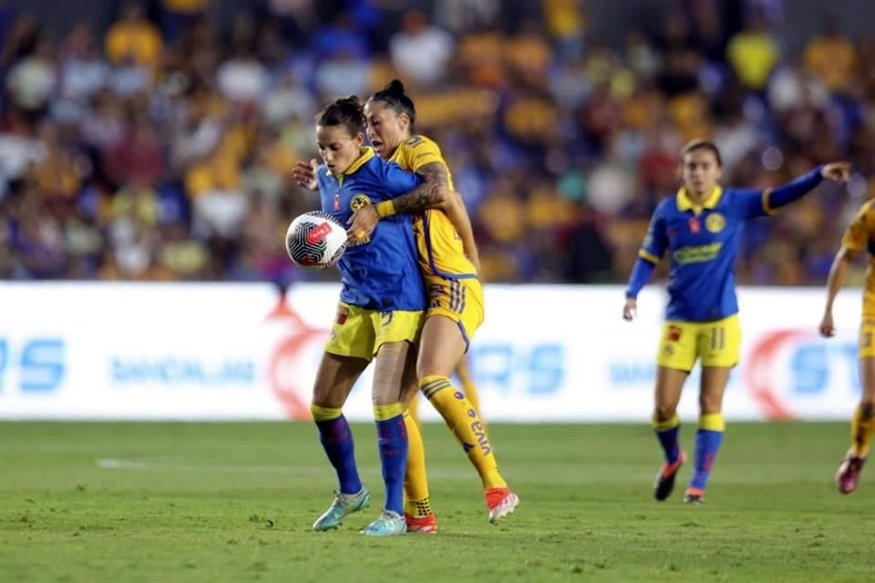 Las europeas en el terreno de juego: la francesa Aurelie Kaci, del América, y la española Jenni Hermoso, de Tigres Femenil.