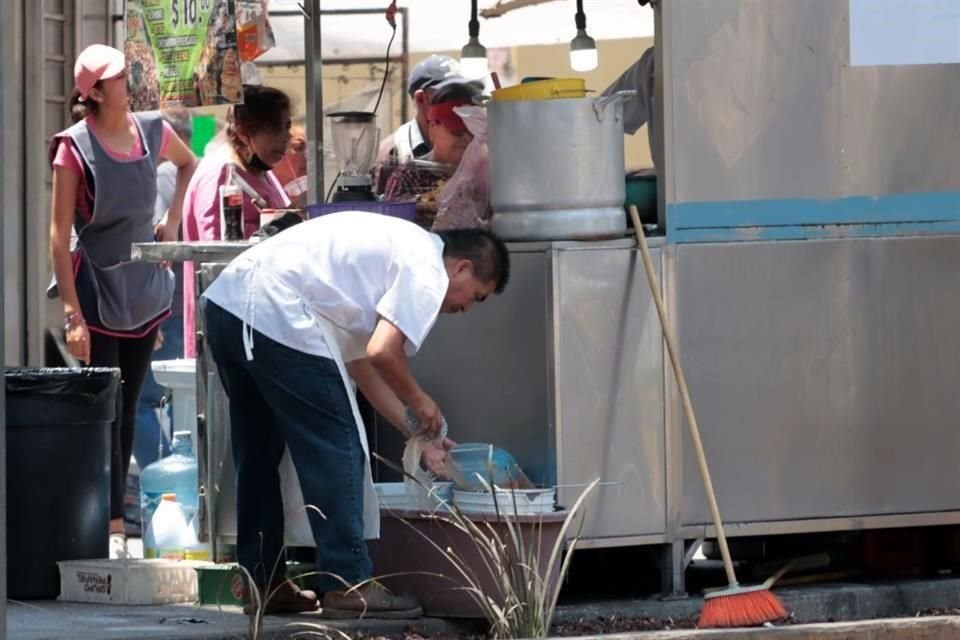 Los comerciantes traen el agua de sus casos o la adquieren de purificadoras con calidad cuestionable.