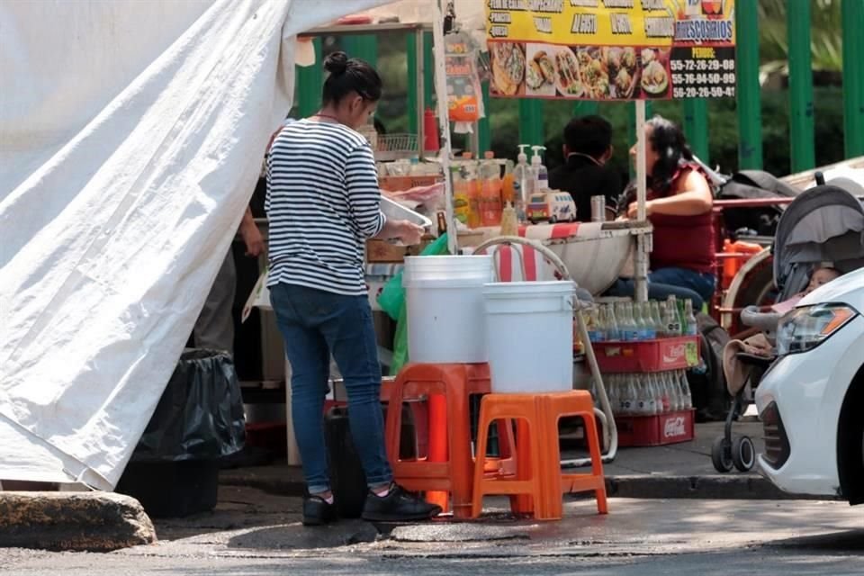 Alrededor del Centro Médico Nacional Siglo XXI y del Hospital General, los puestos de comida abundan y, en estos, el uso poco higiénico del agua, que se almacena en botes.