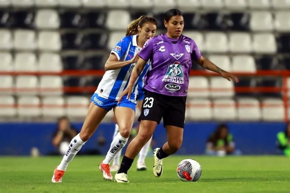 Daniela Flores, de Pachuca, conduce el balón ante la mirada de Christina Burkenroad.