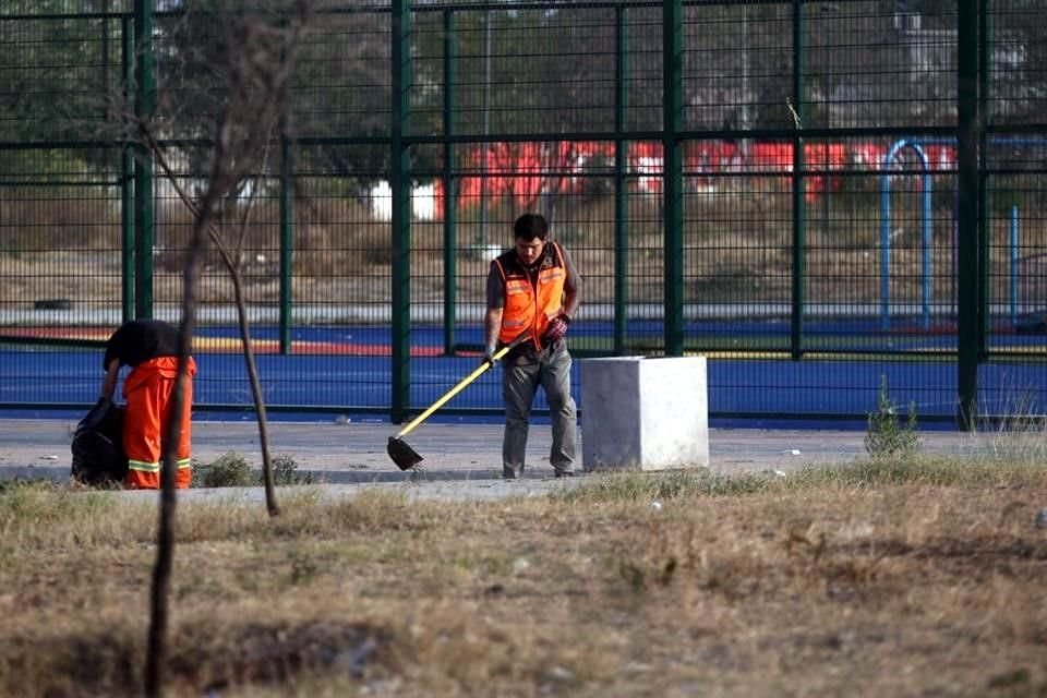 Una cuadrilla de Limpialeón trabajó en la zona donde se realizaría hoy el evento de campaña de Mariana Rodríguez.