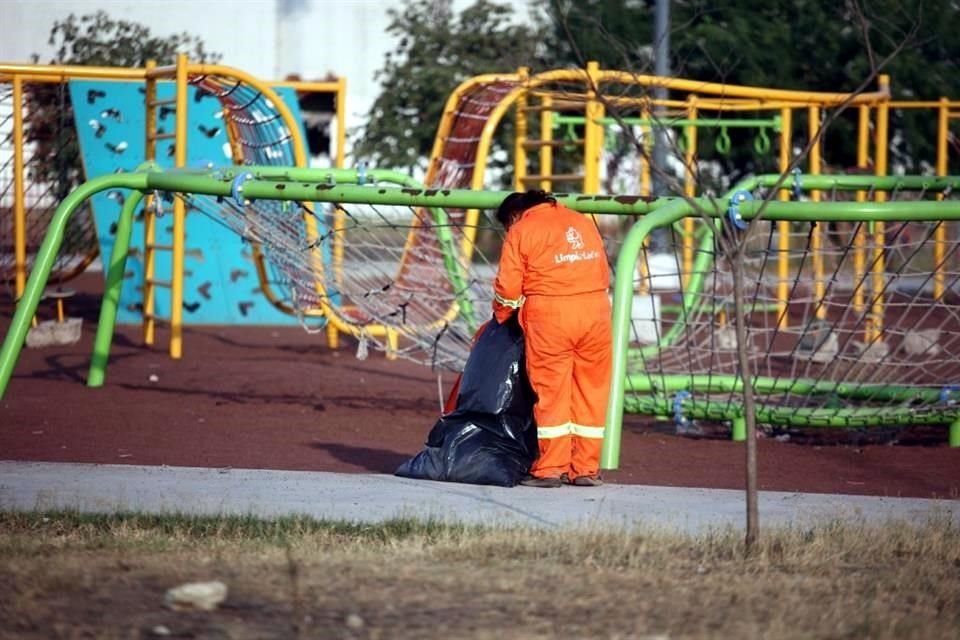 Una cuadrilla de Limpialeón trabajó en la zona donde se realizaría hoy el evento de campaña de Mariana Rodríguez.