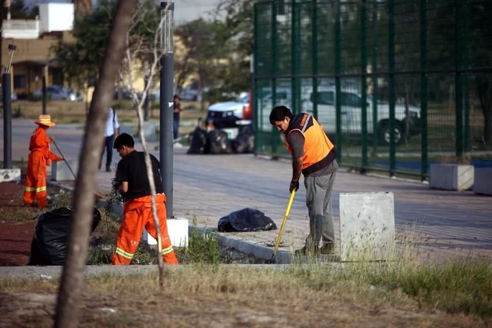 Una cuadrilla de Limpialeón trabajó en la zona donde se realizaría hoy el evento de campaña de Mariana Rodríguez.