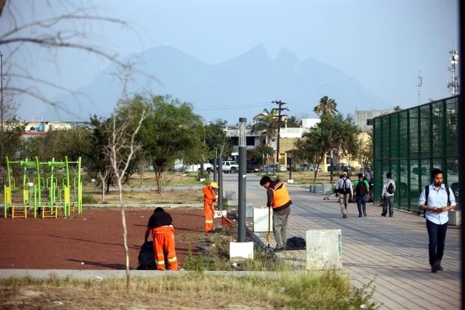 Una cuadrilla de Limpialeón trabajó en la zona donde se realizaría hoy el evento de campaña de Mariana Rodríguez.