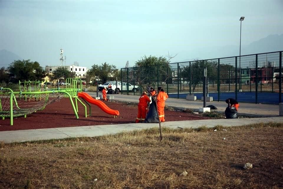 Una cuadrilla de Limpialeón trabajó en la zona donde se realizaría hoy el evento de campaña de Mariana Rodríguez.