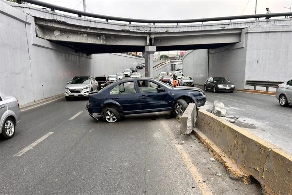 El accidente se registró en la Avenida Morones Prieto, a la altura del puente Pino Suárez.