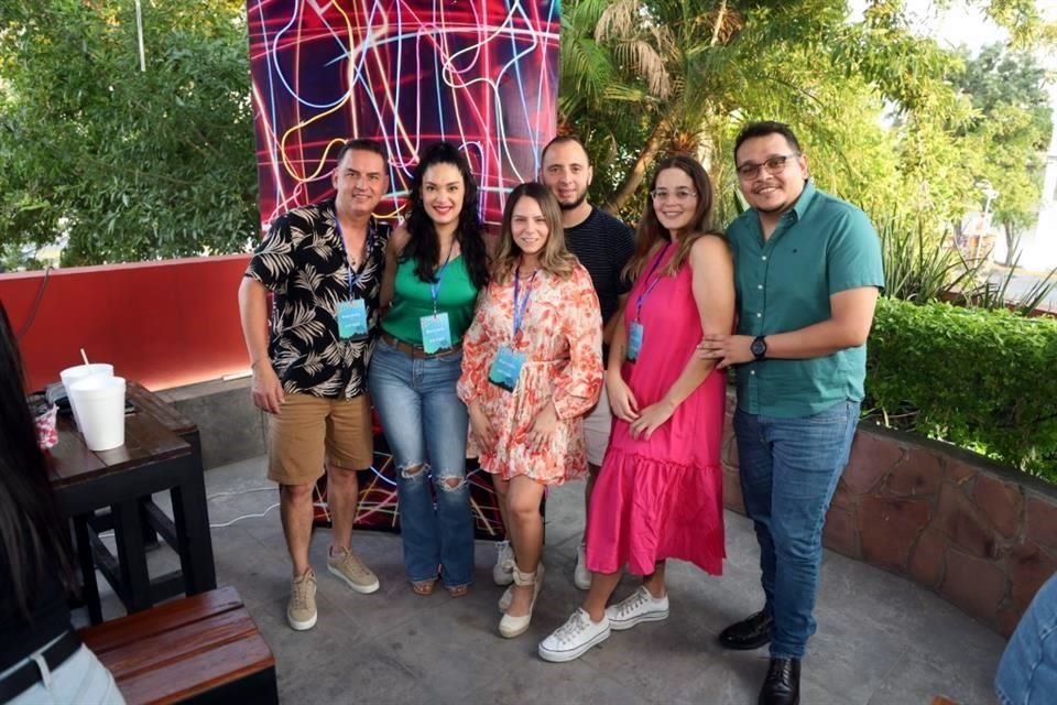 Adalberto Cavazos, Marina Sierra, Laura Cortez, Marcelo Velázquez, Camila René y Moisés Ruiz