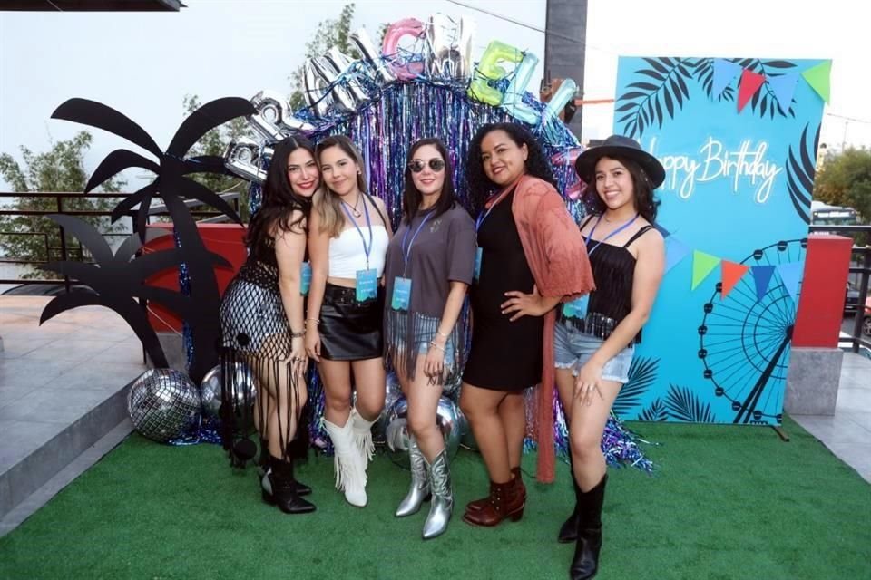 Victoria Siller, Yuli Vargas, Ale Tamez, Zoraida Gómez y Paz Carrillo