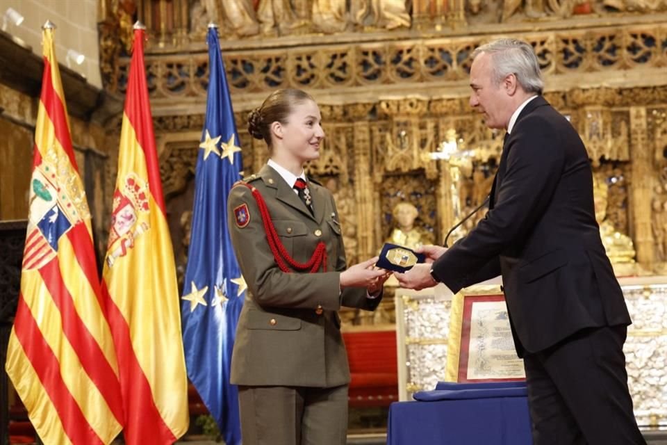 La Princesa de Asturias lució el uniforme de cadete y el toisón de oro sobre su corbata.