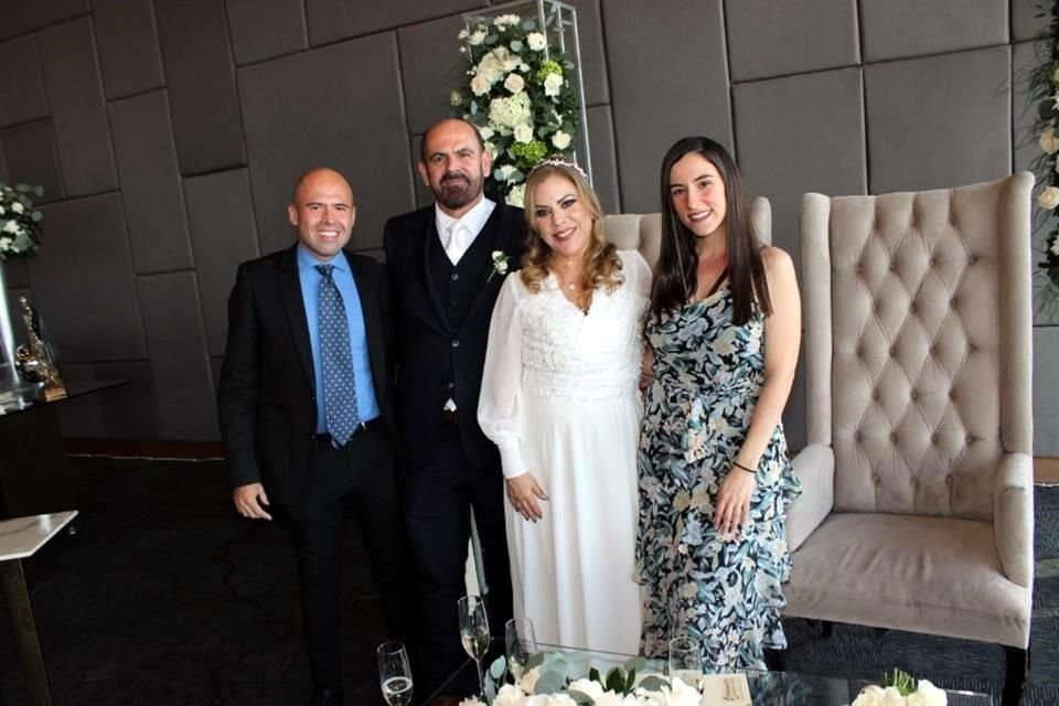 Familia del novio: Alfredo Barreto Jr., Alfredo Barreto, Verónica Eissa de Barreto y Mariana Barreto