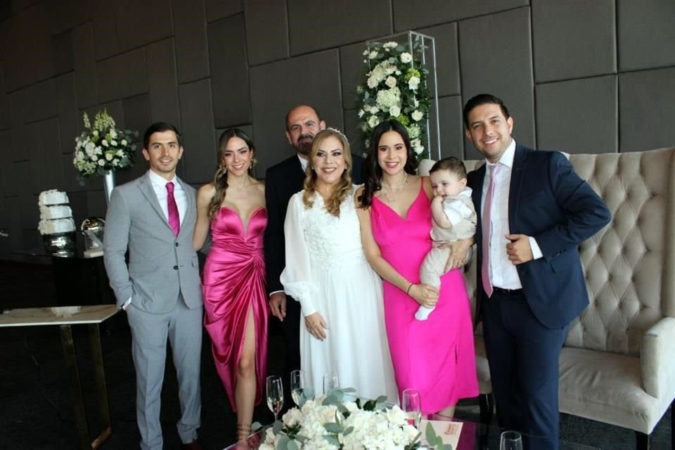 Familia de la novia: Marcelo Castro, Alejandra Garza, Alfredo Barreto, Verónica Eissa de Barreto, Daniela Garza y Pacho Reynoso