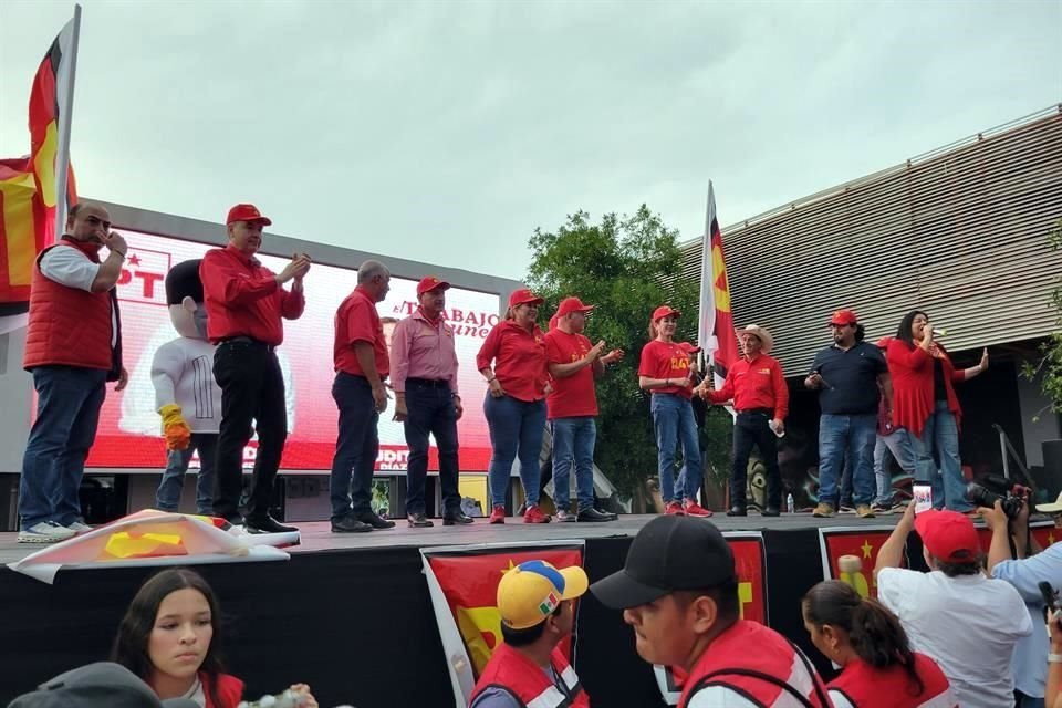 El evento se realizó poco antes de las 19:00 horas en el Parque Monterrey 400, a donde asistieron simpatizantes del PT.