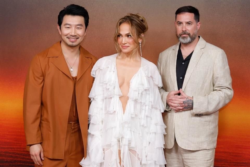 Simu Liu, Jennifer Lopez y Brad Peyton en el fan event.