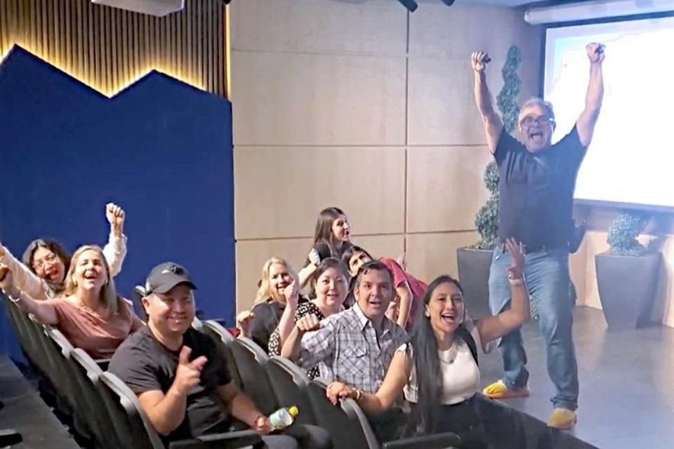 Ramón Ruiz (der.) en una reunión con la comunidad del Club Pumas para promover 'tgoat'.