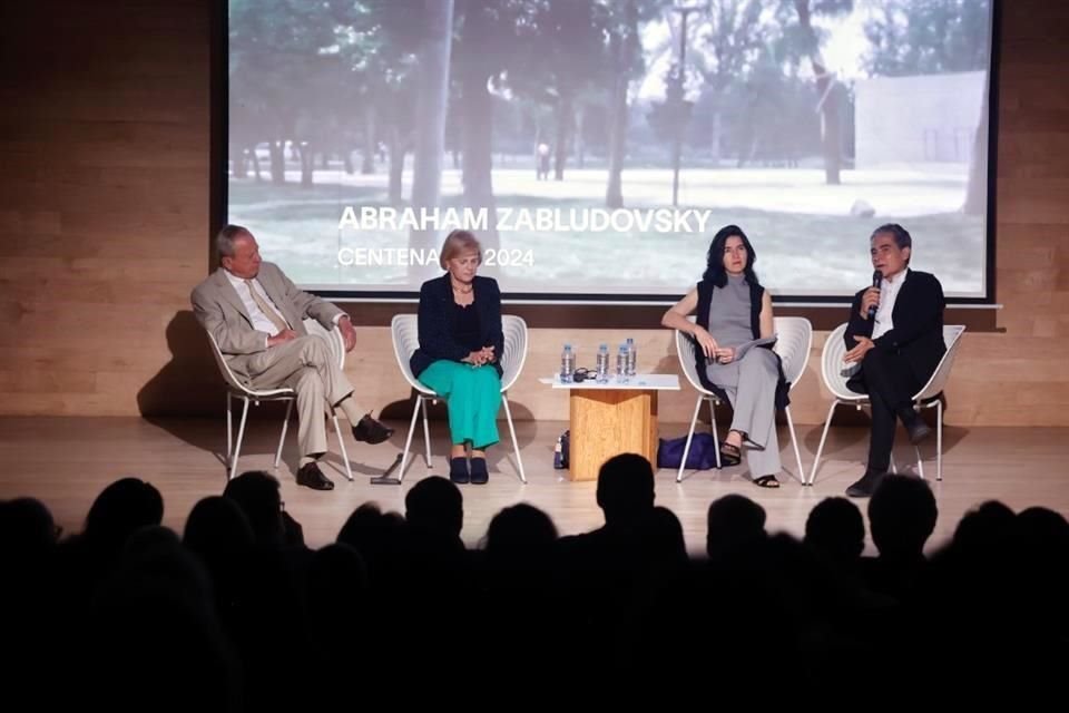 Durante la charla para conmemorar los 100 años de Abraham Zabludovsky participaron Francisco Serrano, Sara Topelson, Fernanda Canales y Felipe Leal.