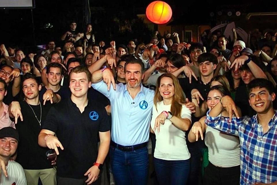 De la Garza se reunió con el grupo de ciudadanos menores de 25 años que lo apoyan en su campaña, encabezados por su hijo Emilio.