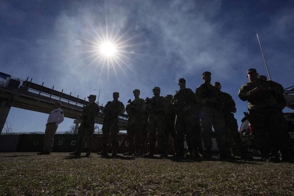 Miembros de la Guardia Nacional de Texas durante una conferencia de prensa a un lado del Río Grande, el 4 de febrero del 2024.