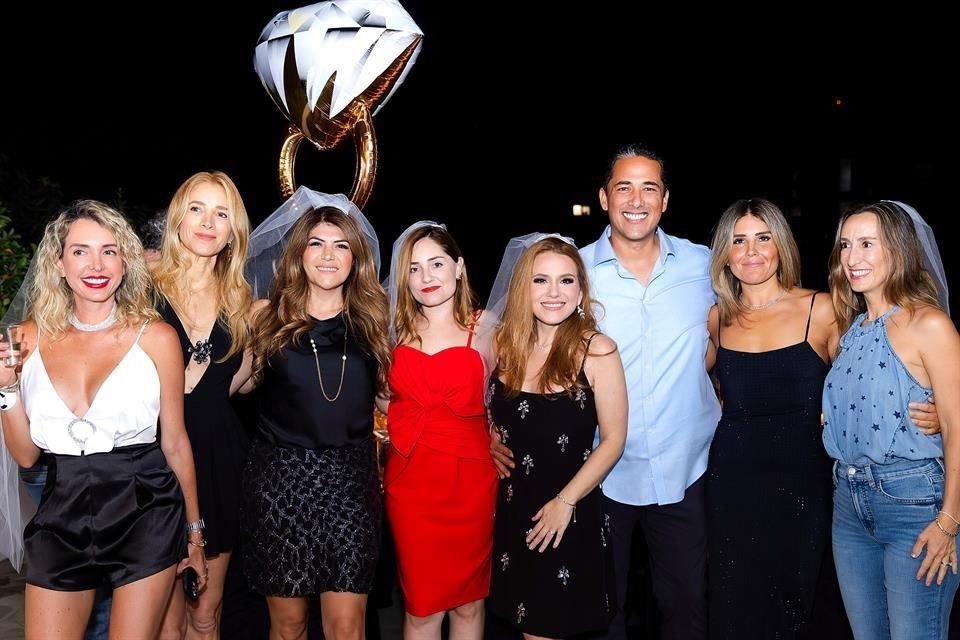Érika Nieto, Georgina Piñeyro, Vanessa García, Deby Pierce, los novios, Ana Charur y Sofía Garza