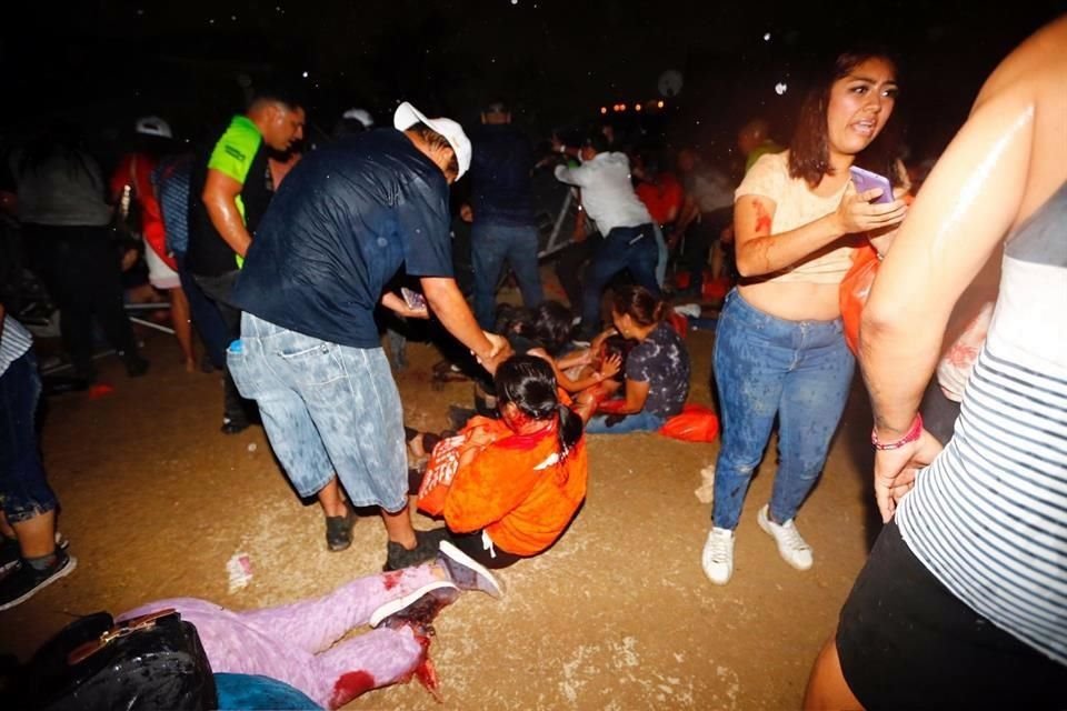 Decenas de personas quedaron lesionadas en el lugar.