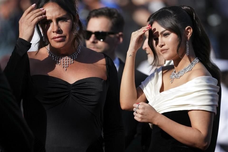 Karla Sofía Gascon estuvo acompañada de  Selena Gomez durante la premier.