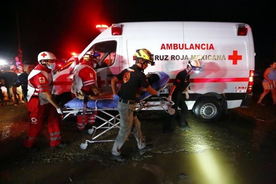 Al lugar acudieron ambulancias de la Cruz Roja y privadas para apoyar con el trasladado de personas lesionadas.
