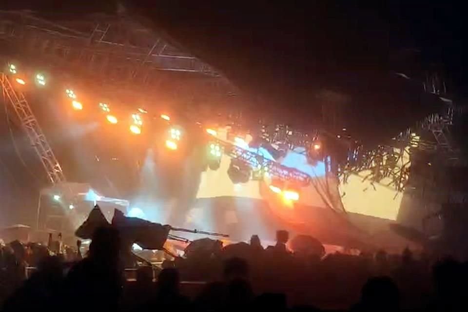 A las 20:00 hrs, luego de desatarse un ventarrón y lluvia, el escenario para cierre de campaña de Lorenia Canavati se derribó sobre cientos de asistentes en Campo de Beisbol El Obispo, en San Pedro.