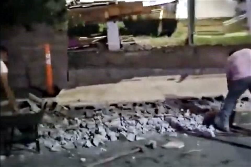 En el municipio de García se reportó la caída de una barda de una escuela en la Colonia Valle de Cumbres, alrededor de las 20:30 horas.