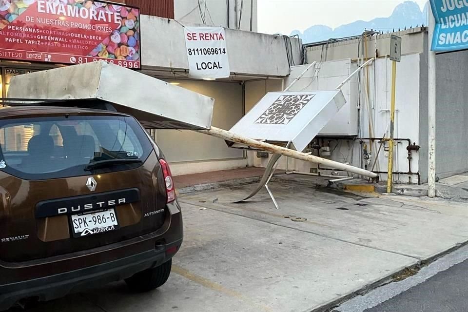 El viento derribó diversos anuncios.