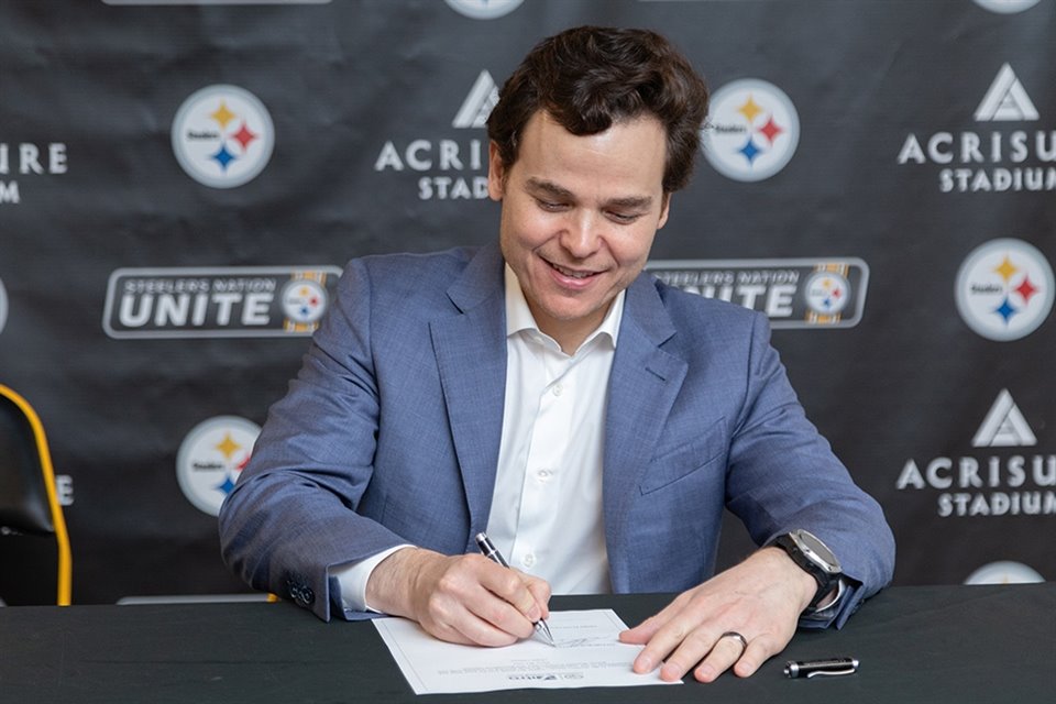 El Director General Ejecutivo de Vitro, Adrián Sada, en la firma de la asociación con Steelers.
