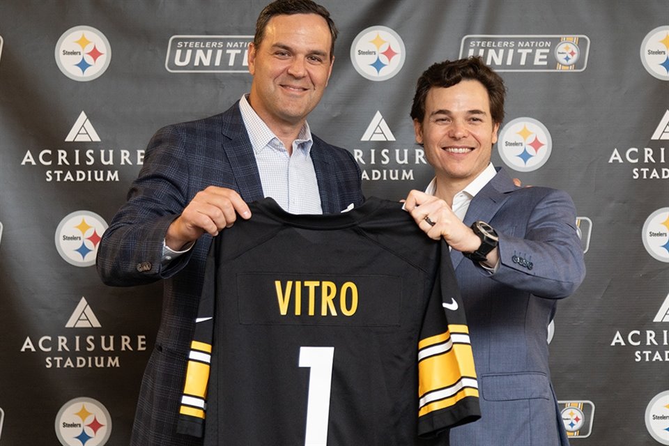 Ryan Huzjak, Vice-Presidente de Mercadotecnia y Ventas para Steelers,  entrega su camiseta a Adrián Sada.