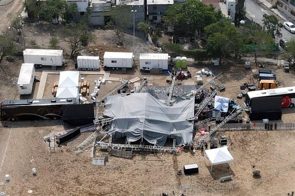 El escenario cayó debido a los vientos arrachados y atípicos, afirmó Protección Civil del Estado.