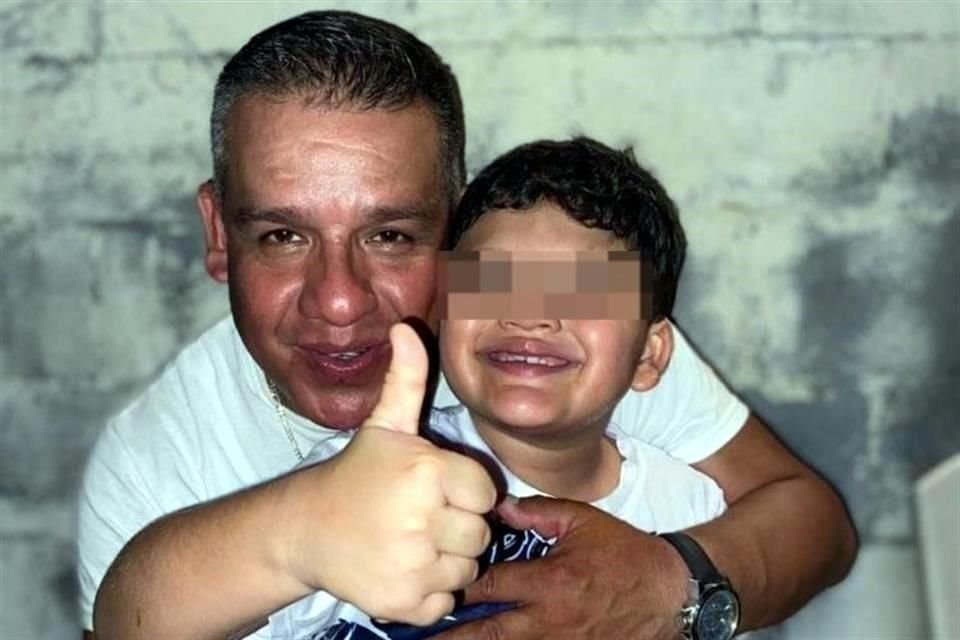 Alejandro Gámez y José de Jesús, de 11 años, fallecieron tras la caída del escenario.