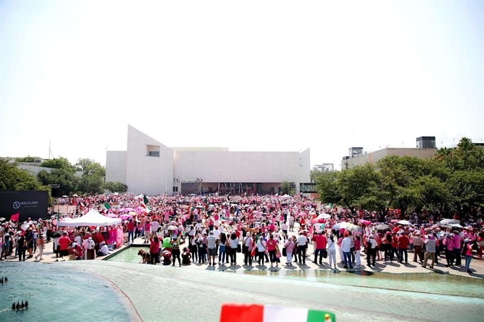 Gente acude a la explanada del Museo de Historia Mexicana para pedir a la ciudadanía que ejerza su derecho al voto el próximo 2 de junio.